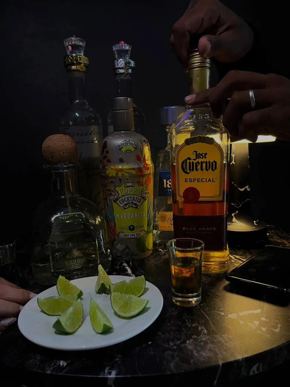 Bartender Elite M&E preparando coctel